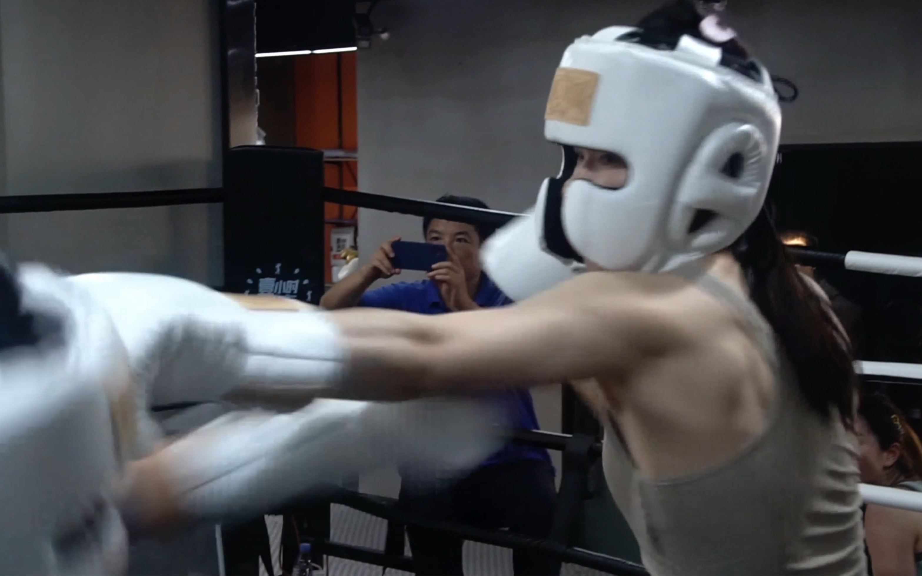 拳击手在拳击项目中力挫对手