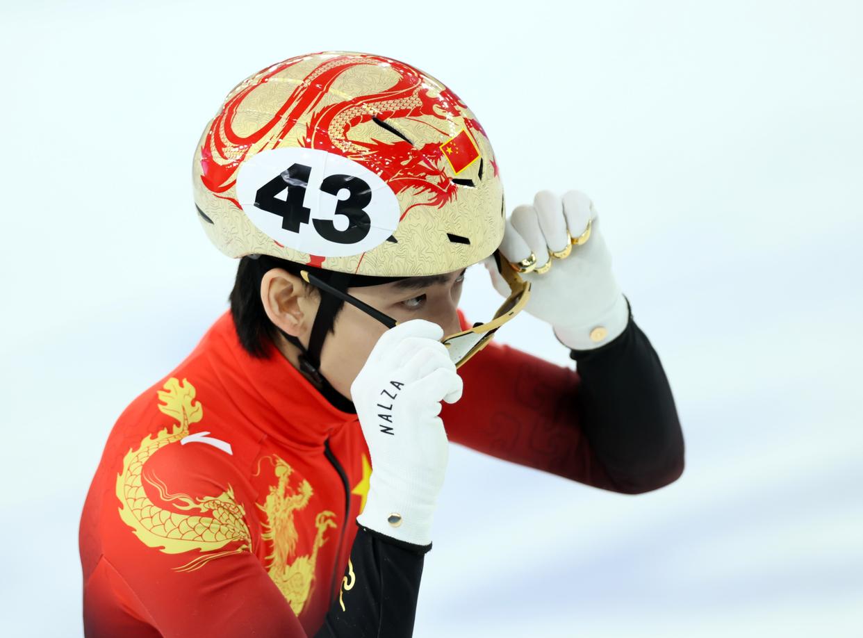 短道速滑男子米决赛俄罗斯选手夺冠