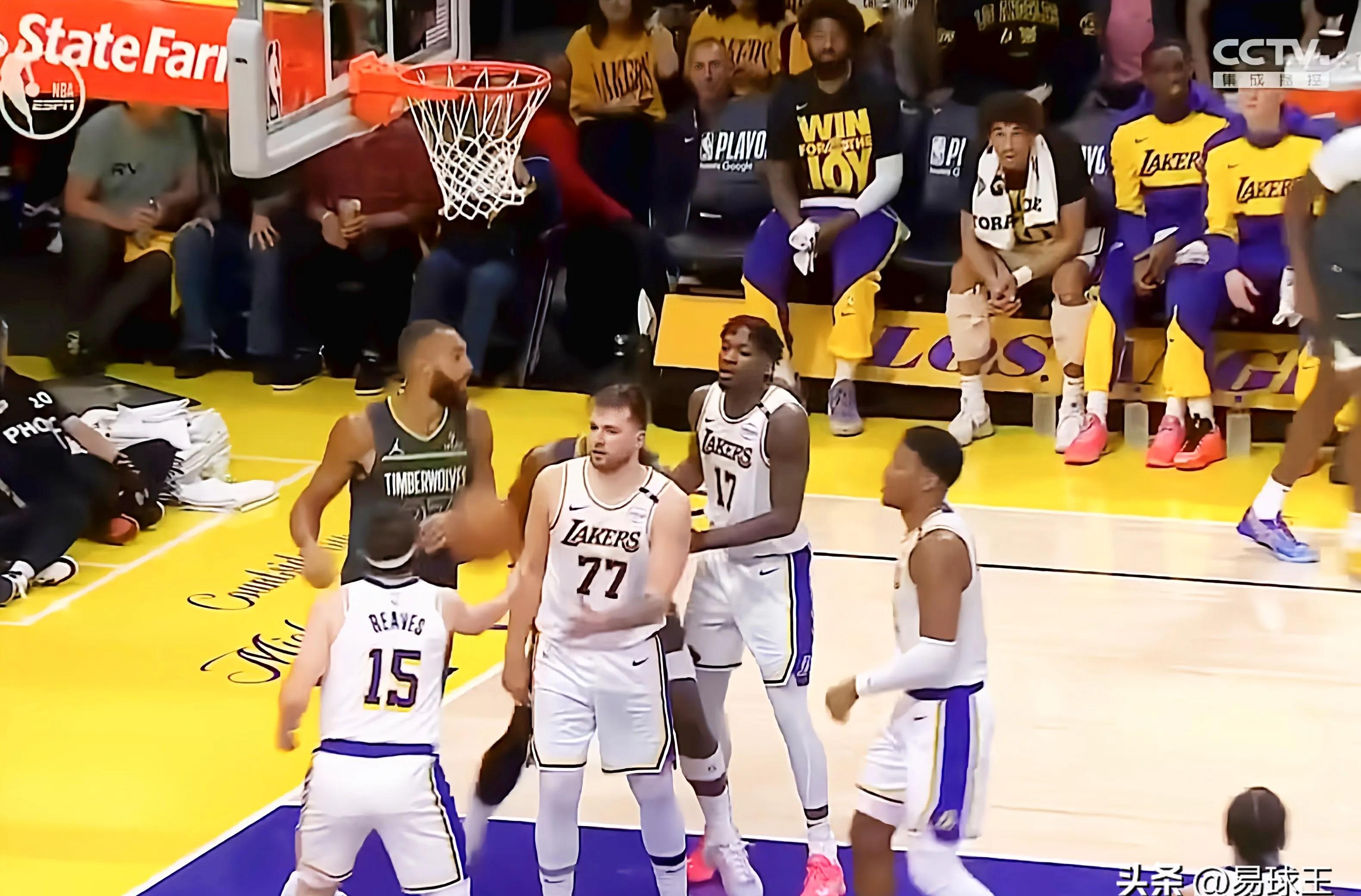 一场惨败的背后，球队内部是否存在矛盾？