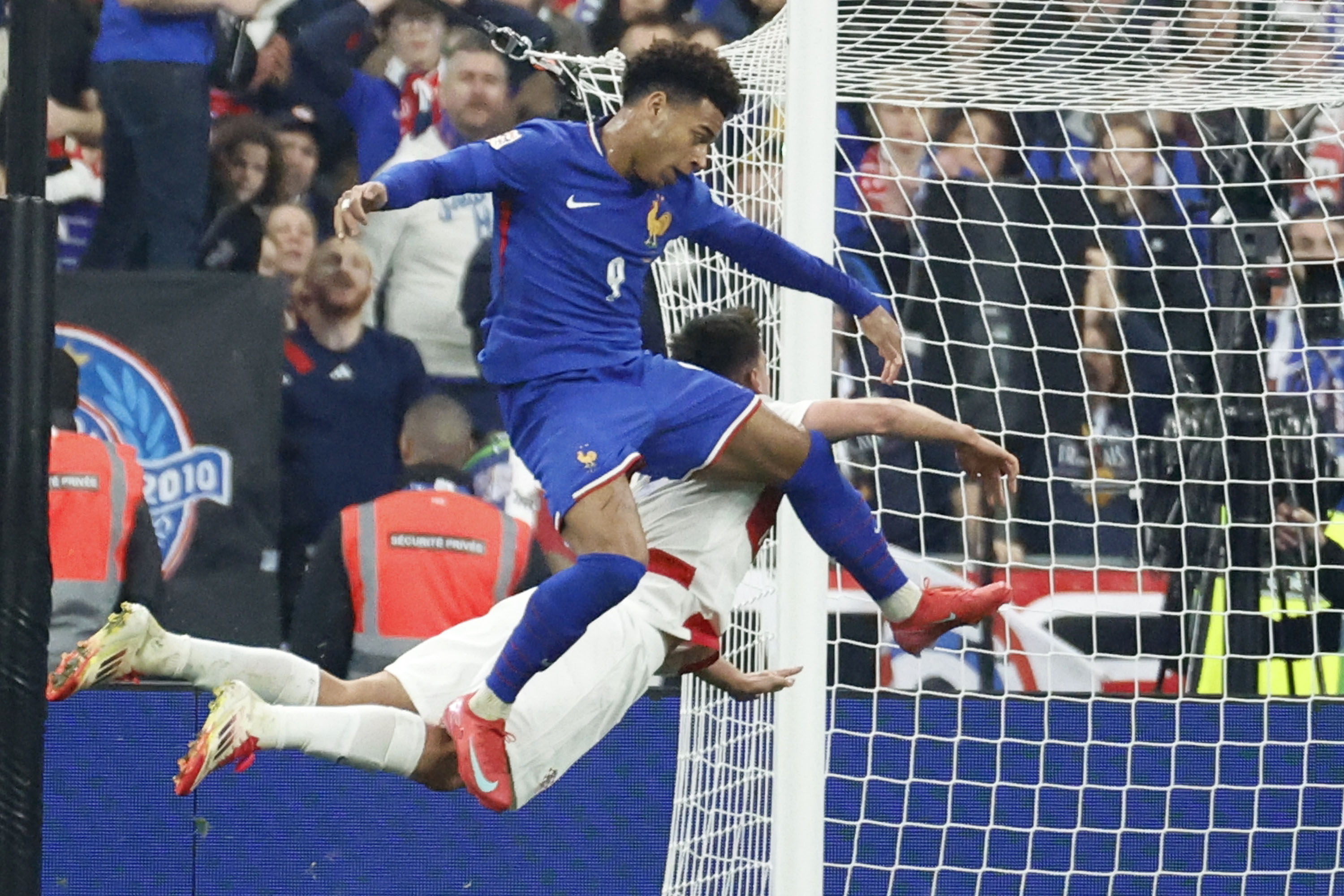 欧国联双方对抗精彩瞬间让球迷沸腾