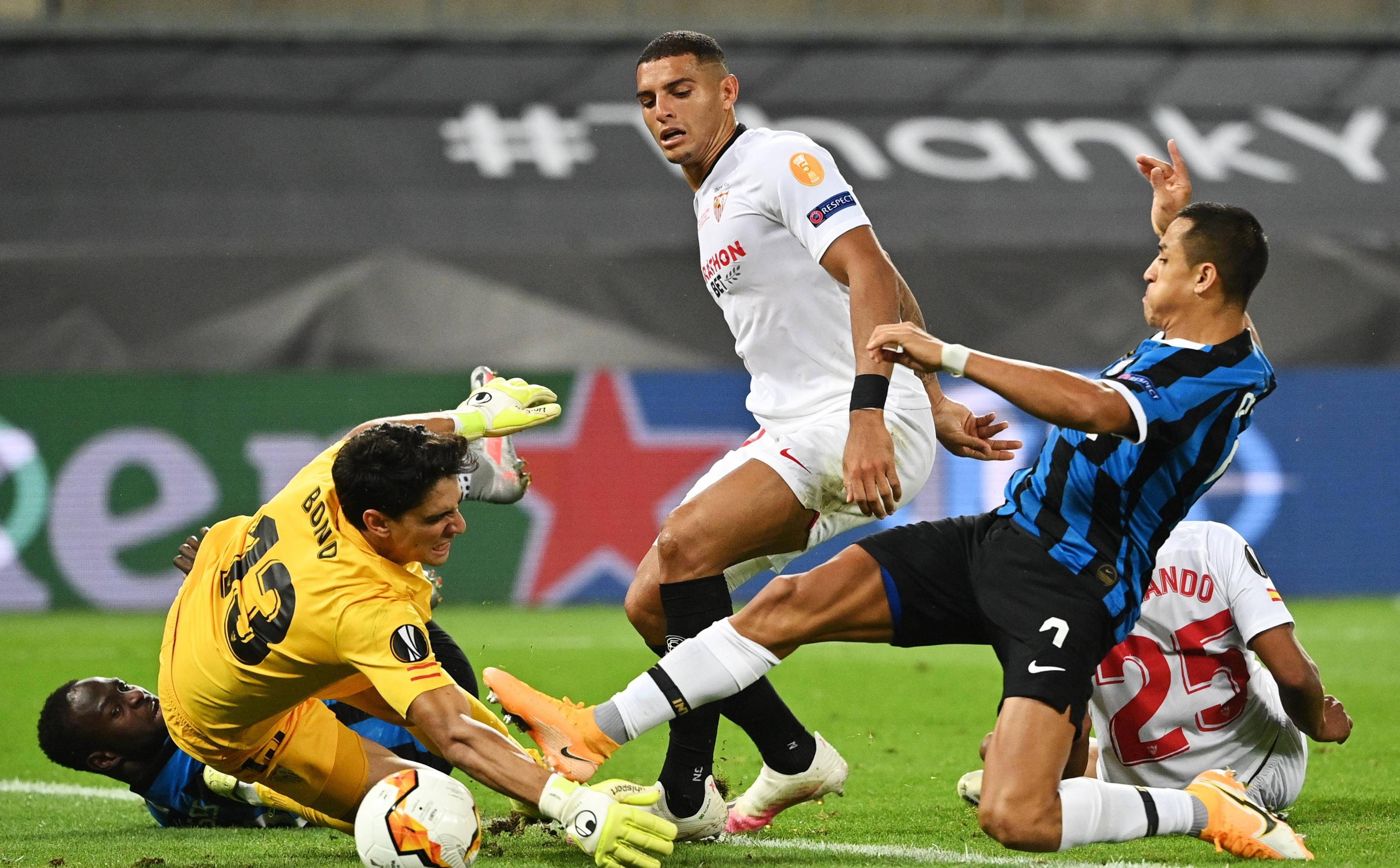 塞维利亚赢得关键比赛，保持在欧洲战圈