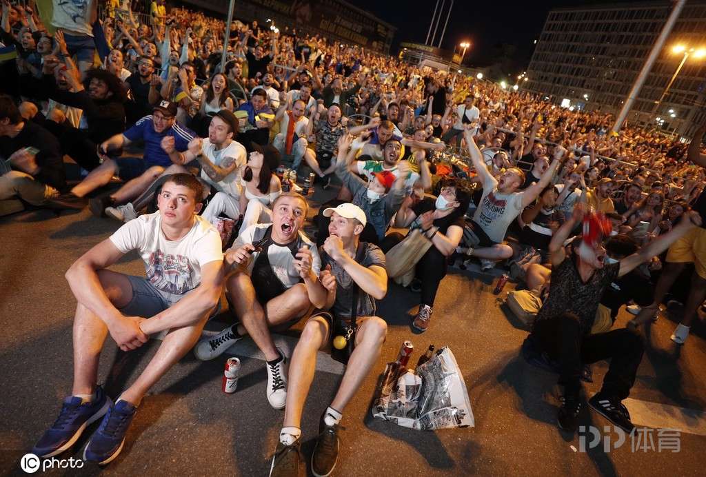 英格兰轻取乌克兰,提前晋级八强 英格兰轻取乌克兰,提前晋级八强