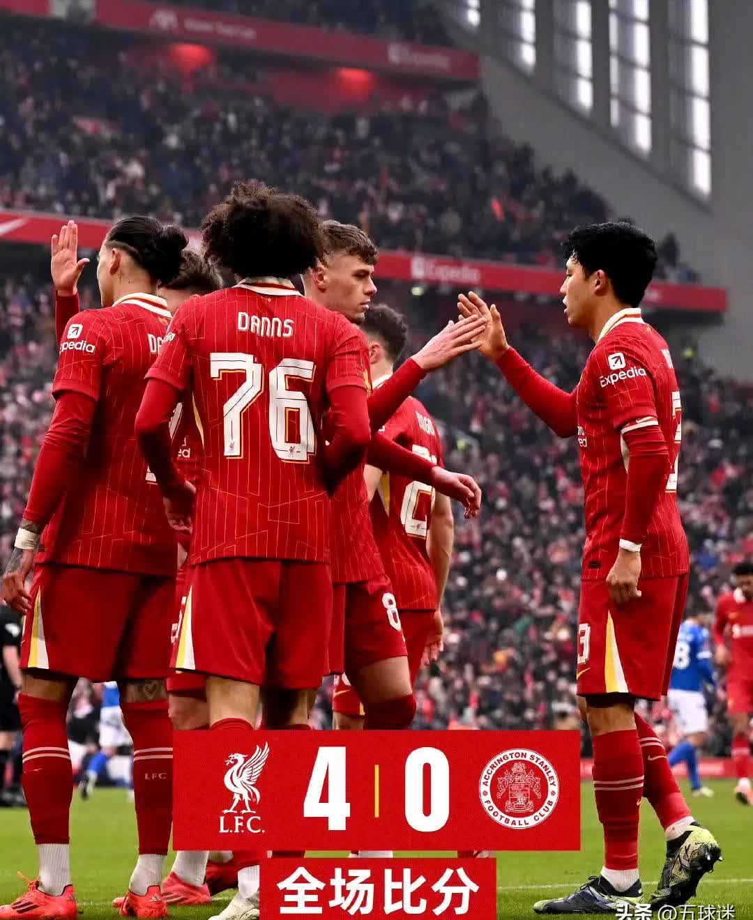 球员发挥出色,带领球队顺利赢得比赛 球员发挥出色,带领球队顺利赢得比赛