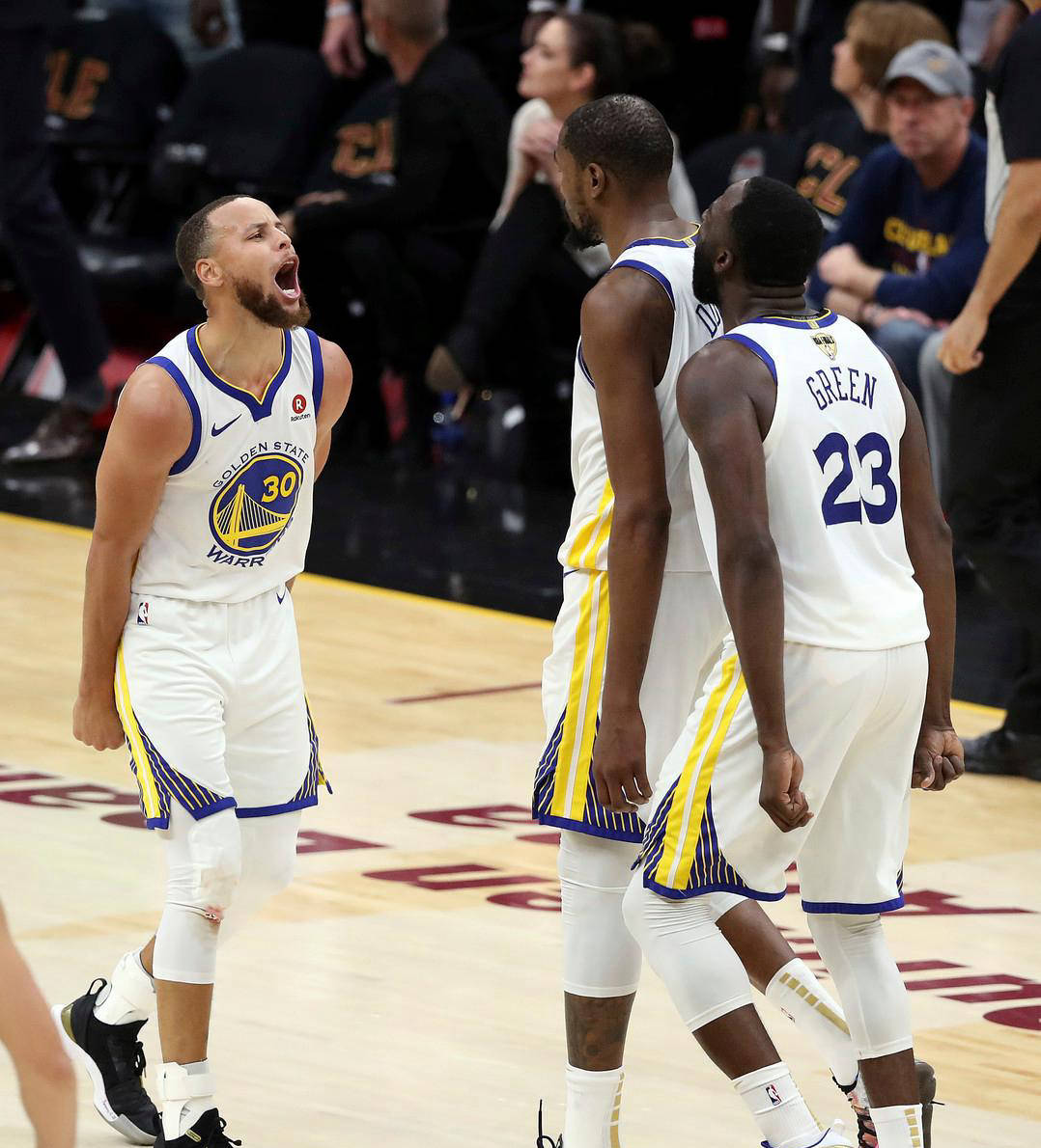 战车苏勇士大胜湖人,杜兰特首发球队表现正常 战车苏勇士大胜湖人,杜兰特首发球队表现正常