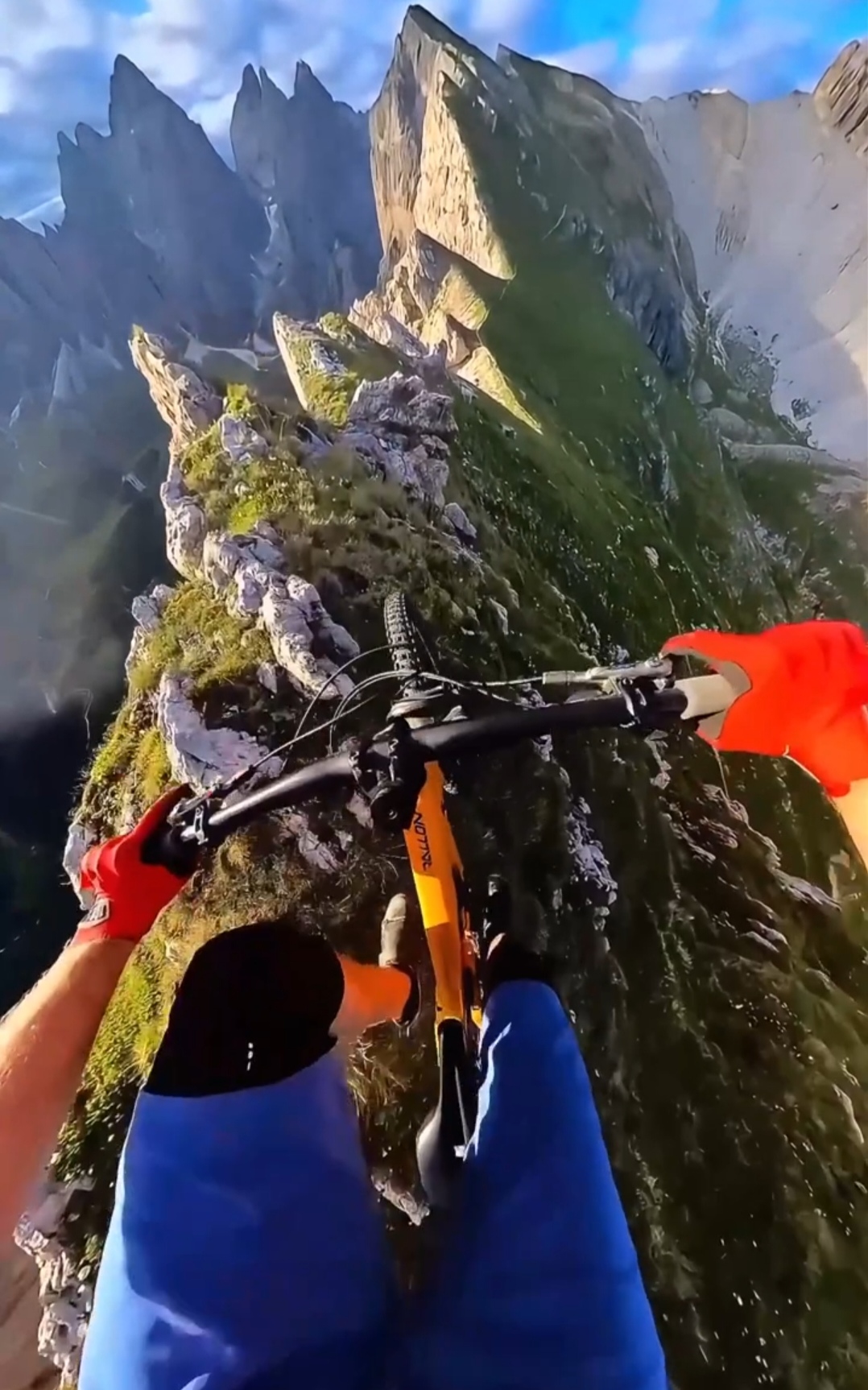 挑战极限:意大利和荷兰自行车选手比拼速度 挑战极限:意大利和荷兰自行车选手比拼速度