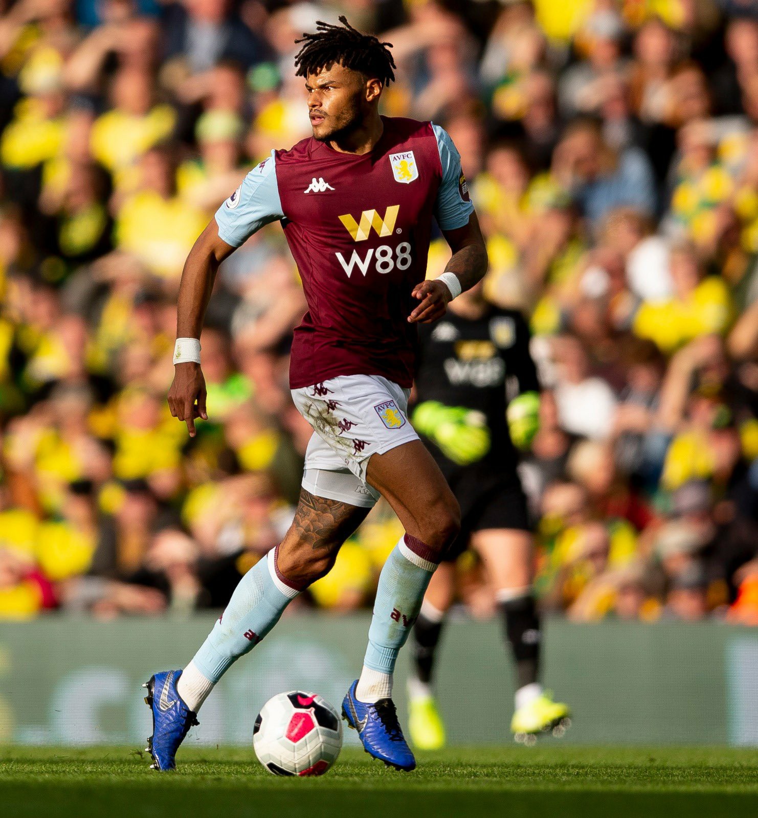 包含阿斯顿维拉客场逆转诺里奇城，稳住保级脚跟的词条