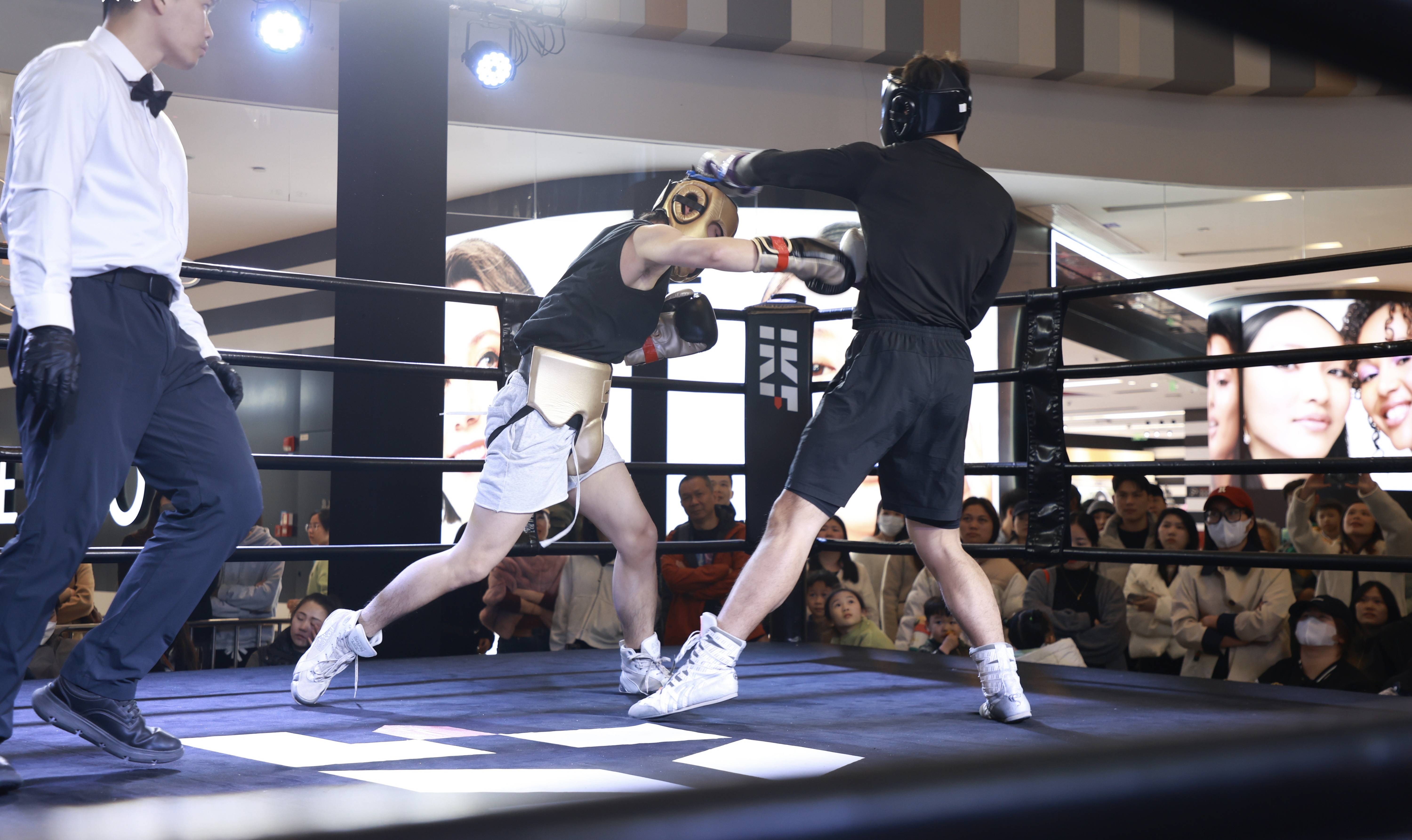 激烈拼搏：拳击选手实现突破的简单介绍