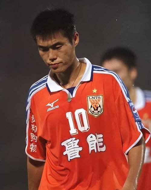 亚洲足球职业联赛前锋争霸，球员身手不凡