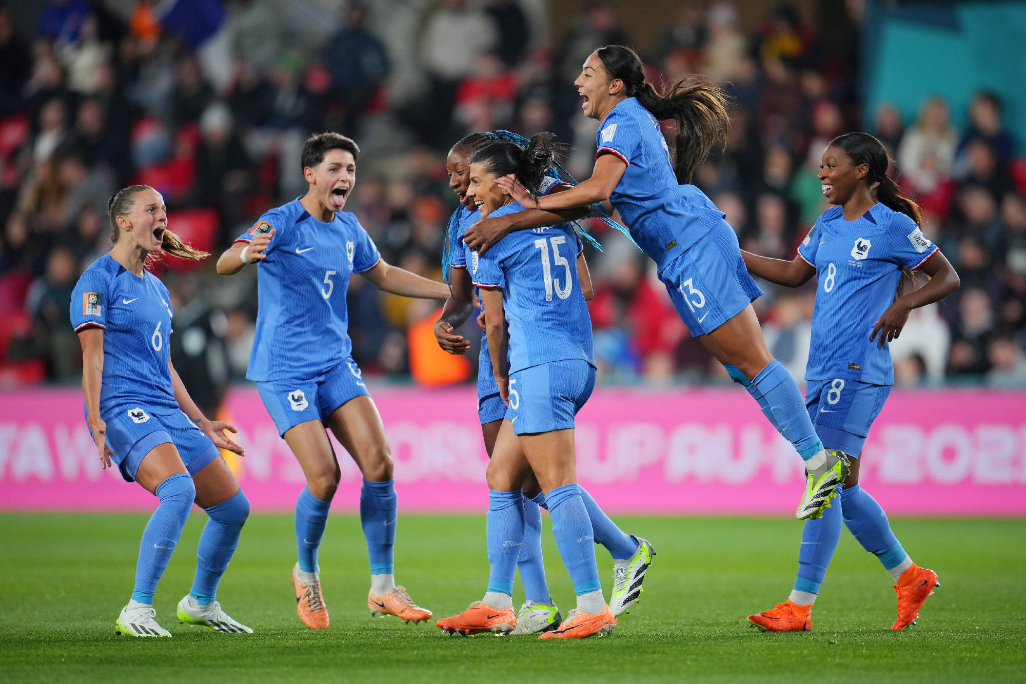 欧洲女足联赛激烈角逐，法国队夺冠