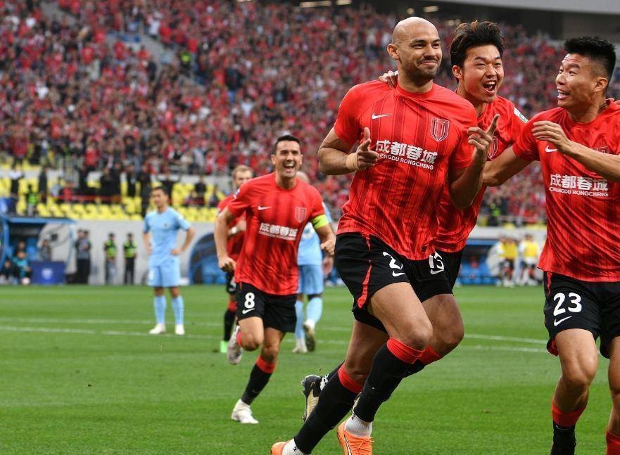 山东鲁能大胜对手，稳居前列