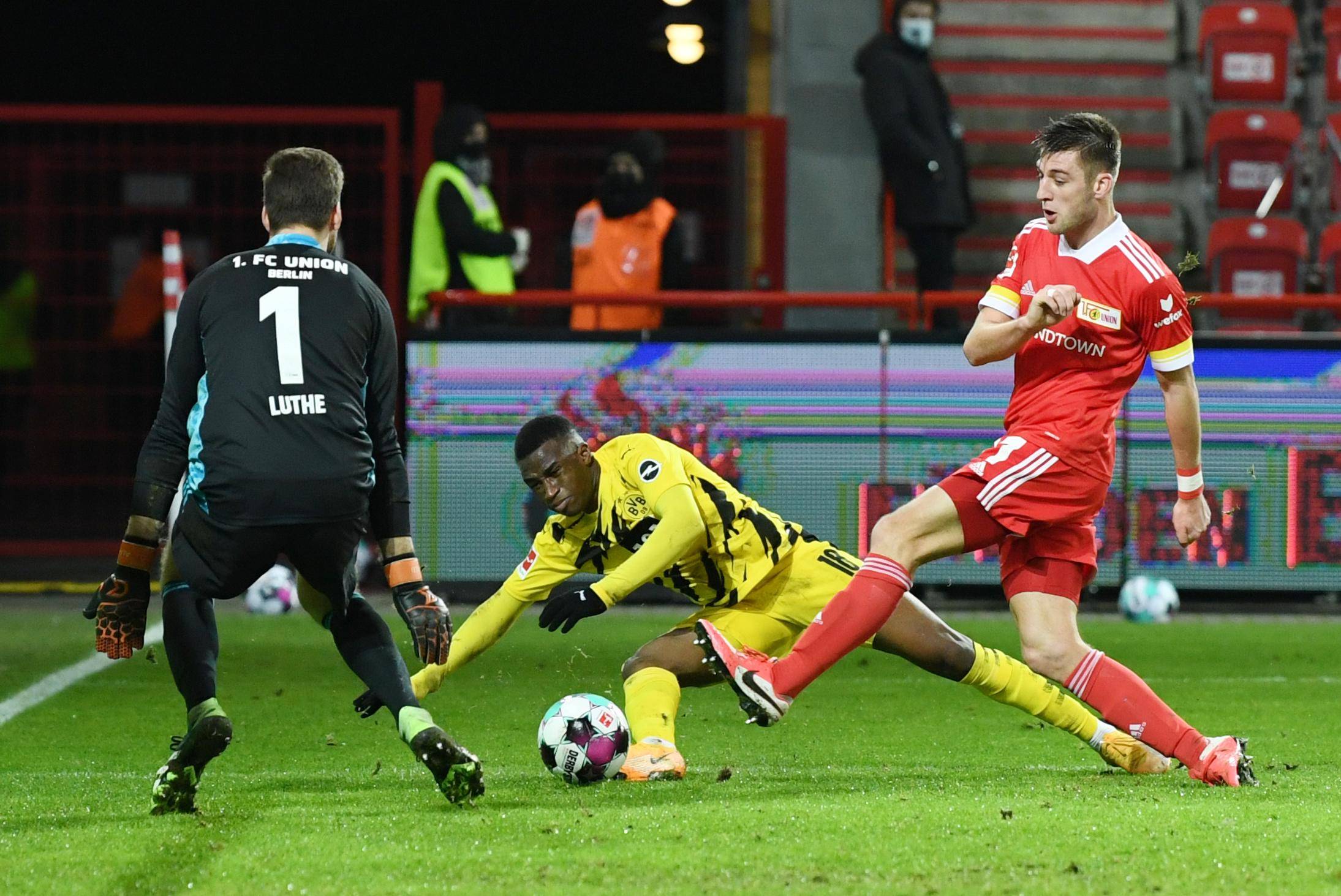 弗赖堡中场表现出色,帮助球队获胜 弗赖堡中场表现出色,帮助球队获胜