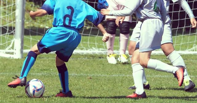 足球比赛中球员的技术和体能得到锻炼