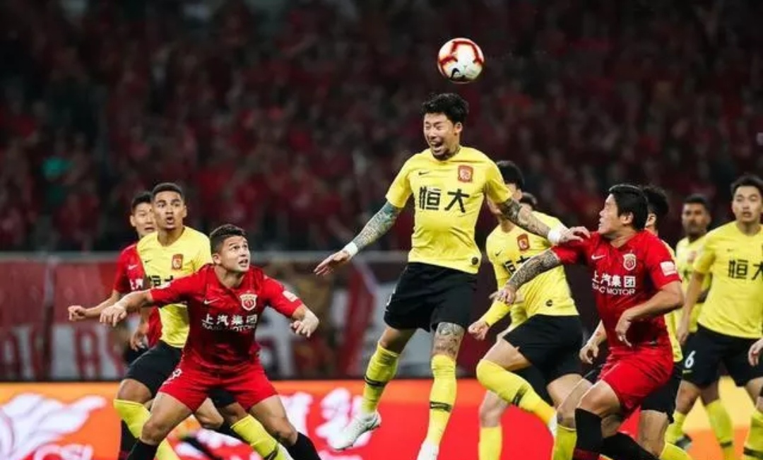 广州恒大主场大胜山东鲁能，稳居榜首