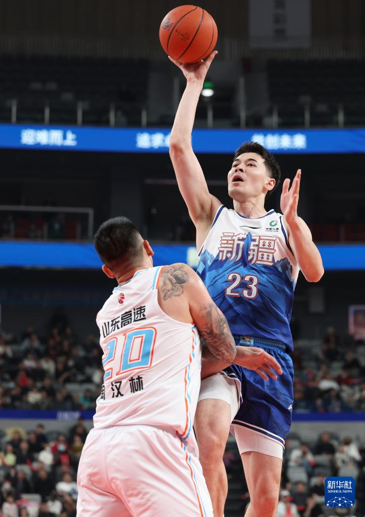 新疆男篮在比赛中披荆斩棘成功战胜对手