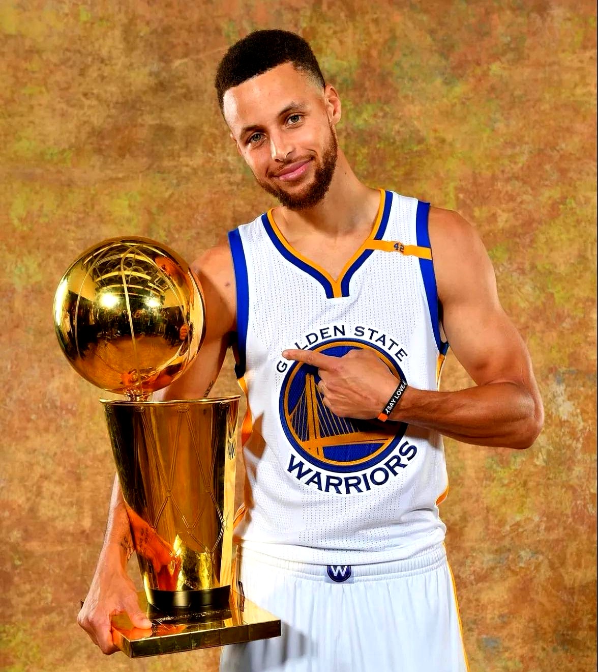 勇士队再次获胜，成为球场上的明星